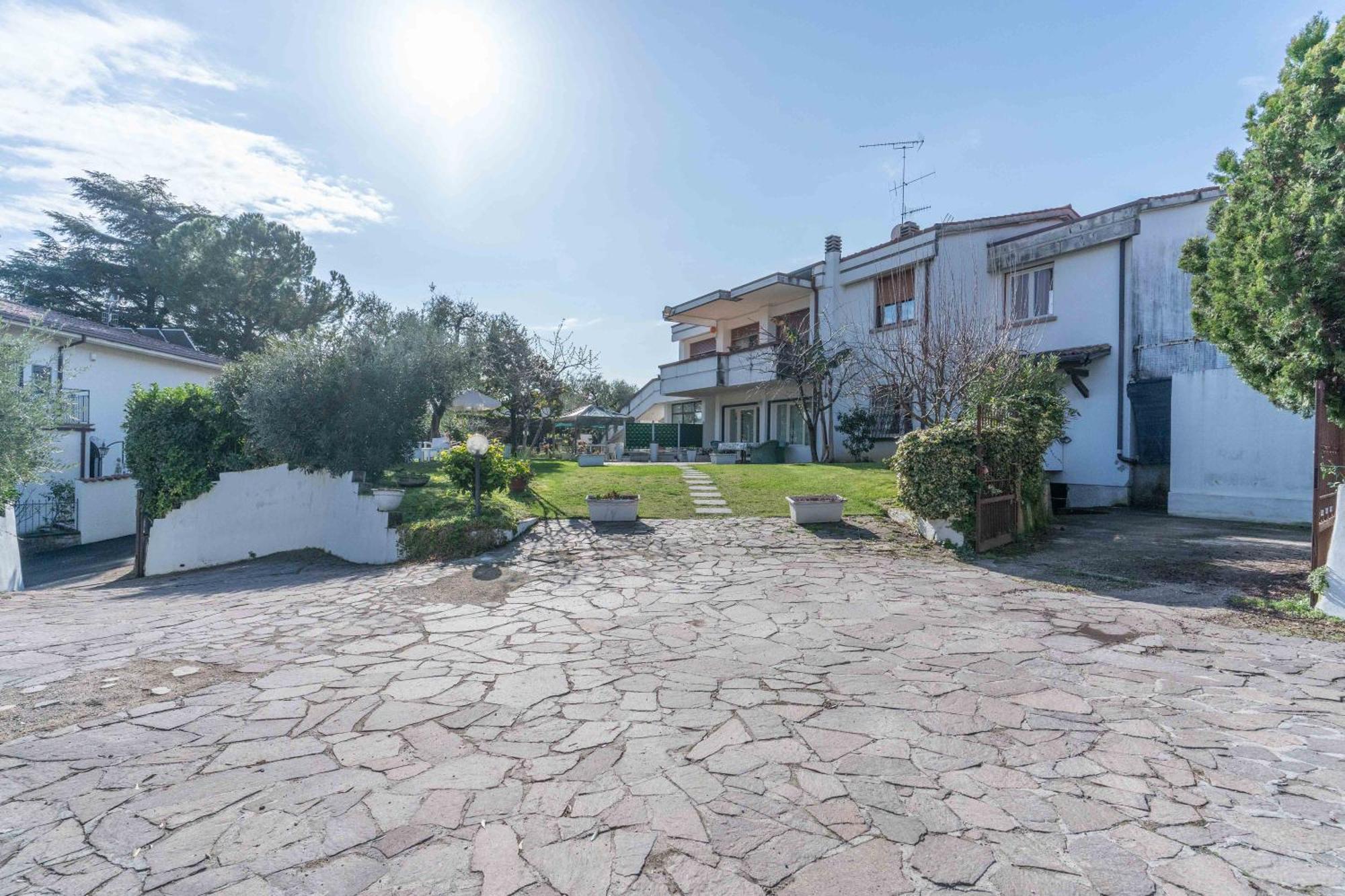 Ampia Dimora A Salo Con Parcheggio E Giardino Lägenhet Exteriör bild